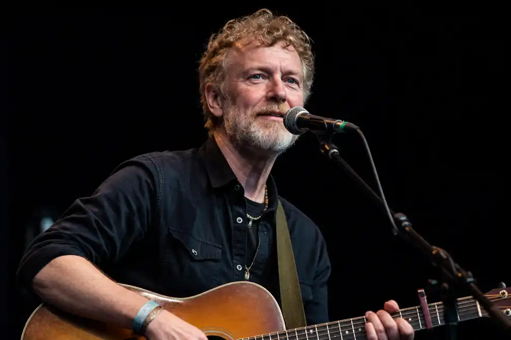 Ierse zanger en Oscarwinnaar Glen Hansard (56) omgekomen bij motorongeluk