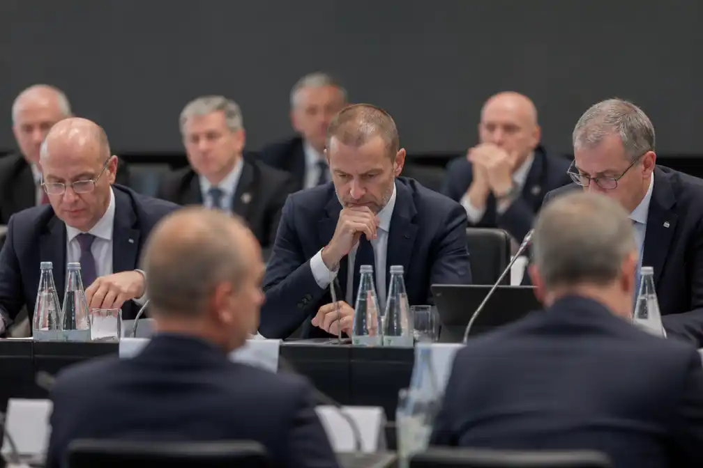 Uefa roept crisisberaad bijeen; AFC beschuldigt Fifa van ondermijnen fundamenten voetbal