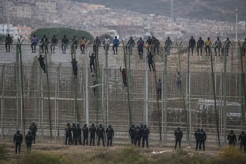 Zeker 18 doden bij bestorming Ceuta; Spanje zet leger in, Italië wil Schengen-schorsing
