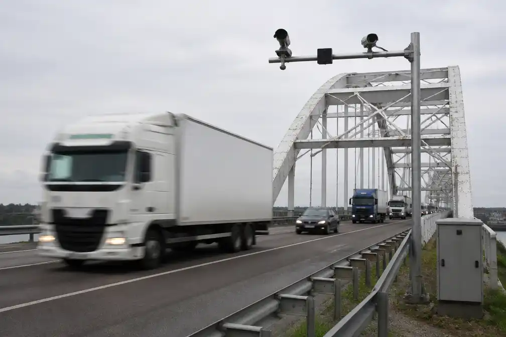 Ruim 8.100 vrachtwagens trotseren verbod op verzwakte Merwedebrug, meeste zonder boete