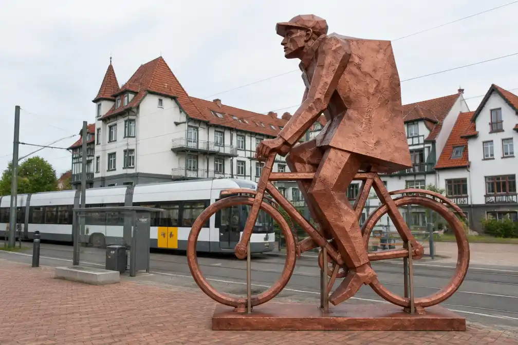 Koperen 'De Fietser' staat terug aan tramstation in De Haan